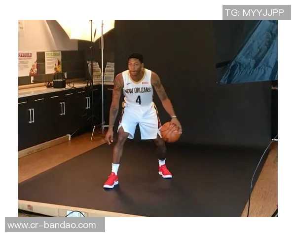 兰德尔娇妻现身主场为老公助威身材保持完美紫色大衣引人注目